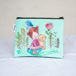 Estuche niña leyendo