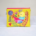 Estuche pájaro fondo amarillo