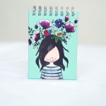 Libreta niña con flores en la cabeza