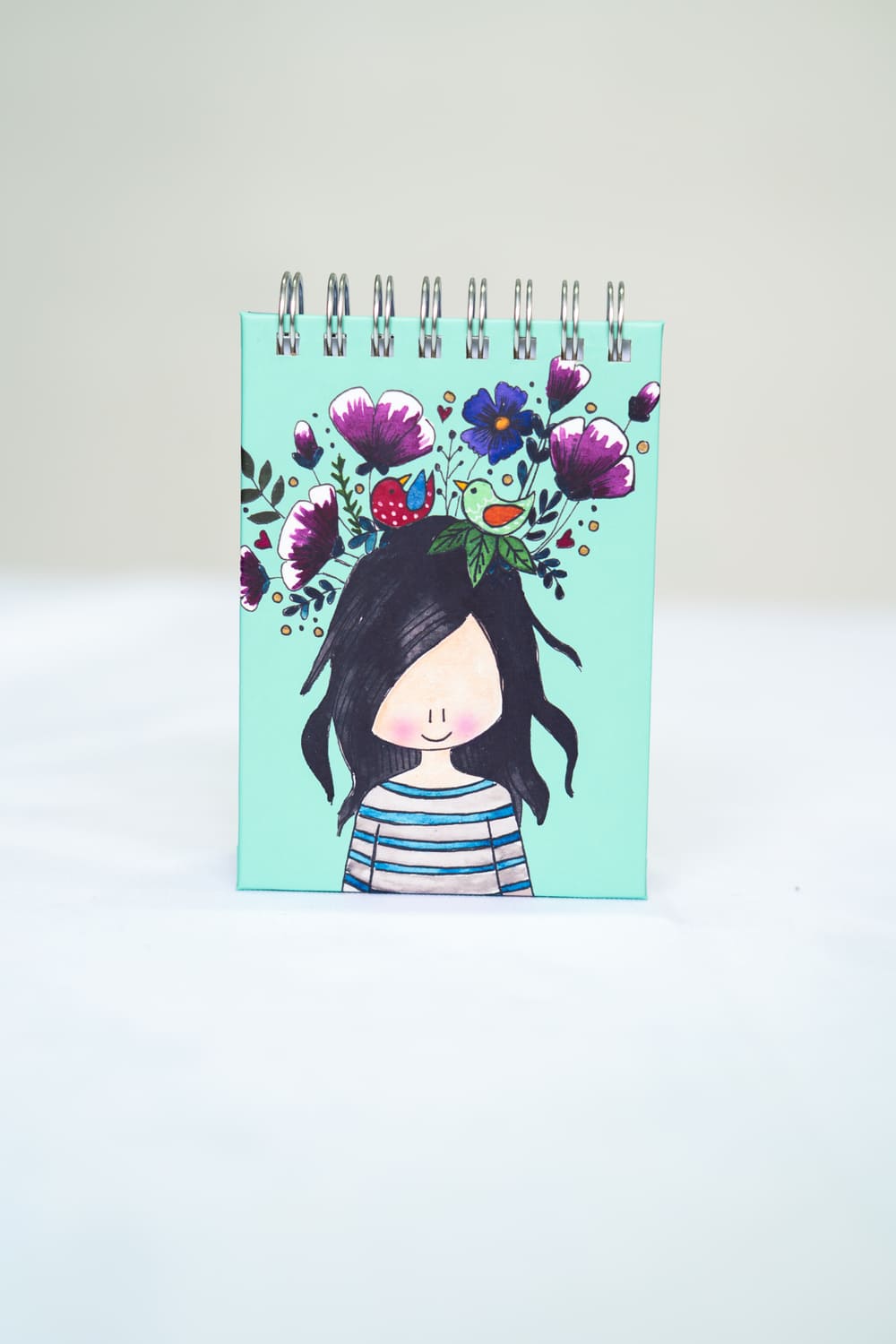 LIBRETA NIÑA CON FLORES EN CABEZA Libreta niña con flores en la cabeza - Imagen 1